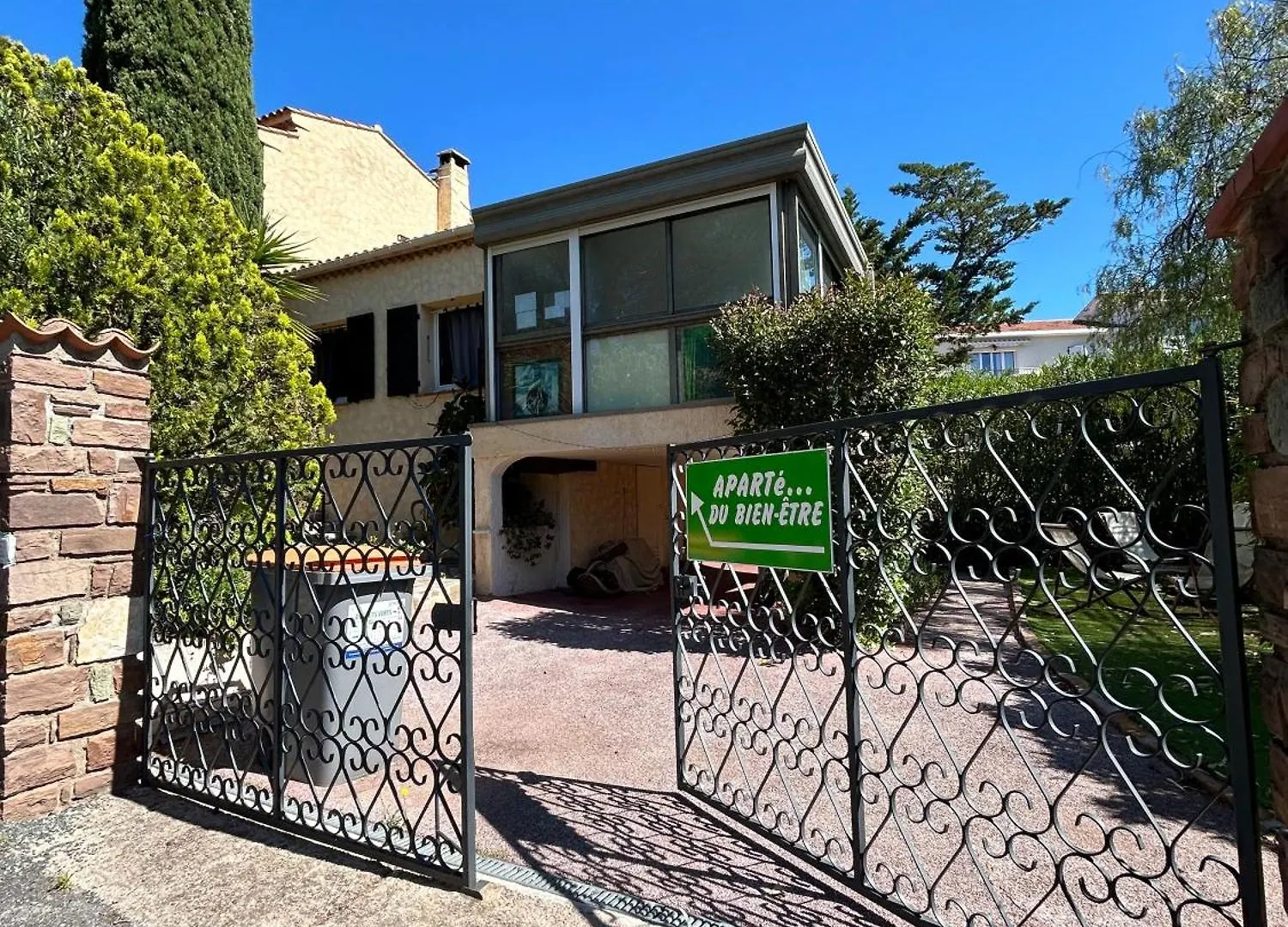 Homestay Maison Les Louves Saint-Raphael